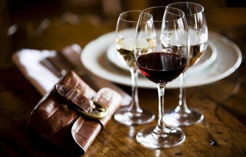 侍酒師在侍酒時(shí)為什么總是拿著瓶子站在客戶面前