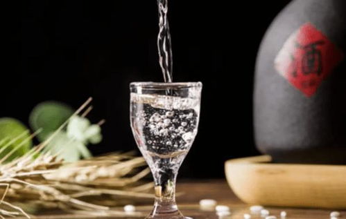 吃晚飯時(shí),堅(jiān)持喝點(diǎn)白酒的人,身體會怎樣 醫(yī)生告訴您真相